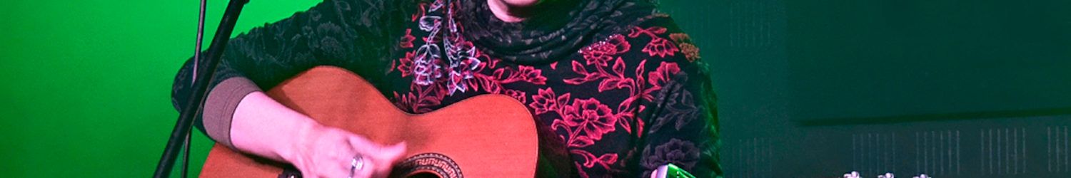 Guitarra en mano, María Rodríguez le canta al amor a la música