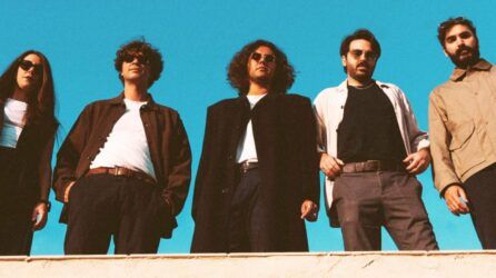 Extraños Pasajeros adelantan su nuevo disco entre ‘Olas’