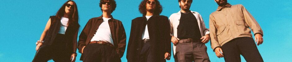 Extraños Pasajeros adelantan su nuevo disco entre ‘Olas’