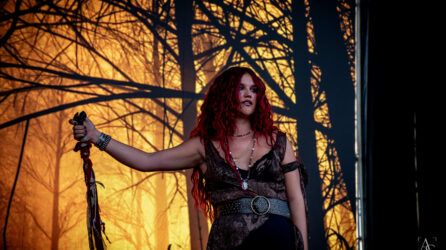 Crónica Muralla indie 2026 – Día 2: reinas, pogos, ovnis y una Muralla sin frenos